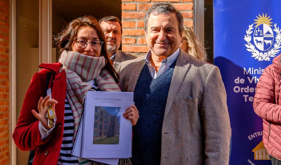 Ministro Lozano entrega viviendas en Belvedere