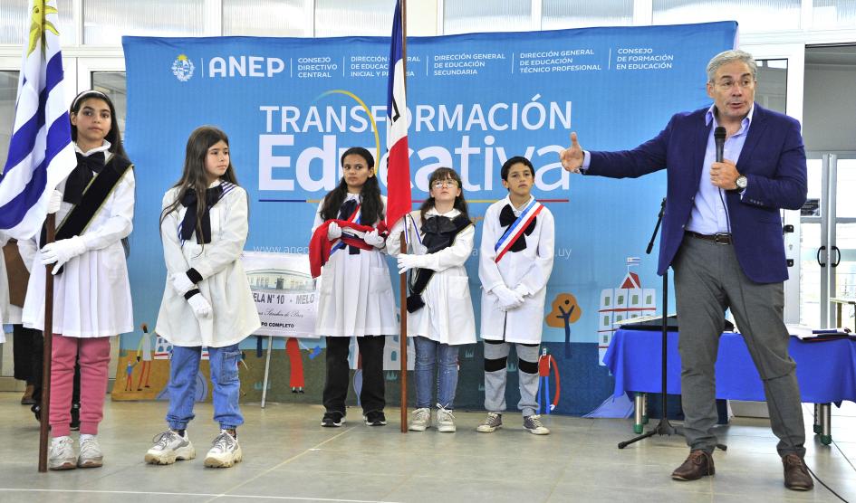 Robert Silva con escolares