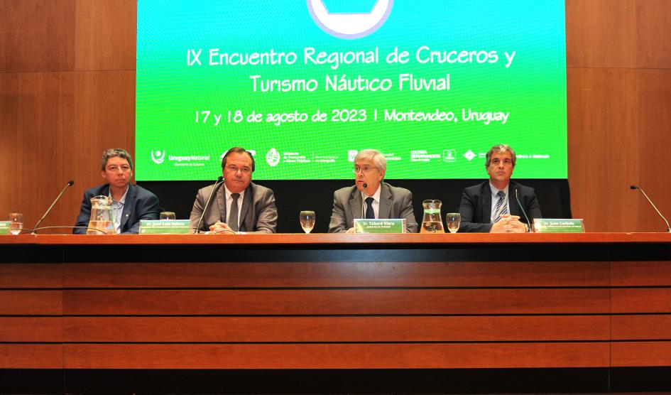 Mesa de autoridades nacionales durante el lanzamiento del 9.° Encuentro Regional de Cruceros y Turismo Náutico Fluvial Mesa de autoridades nacionales durante el lanzamiento del 9.° Encuentro Regional de Cruceros y Turismo Náutico Fluvial