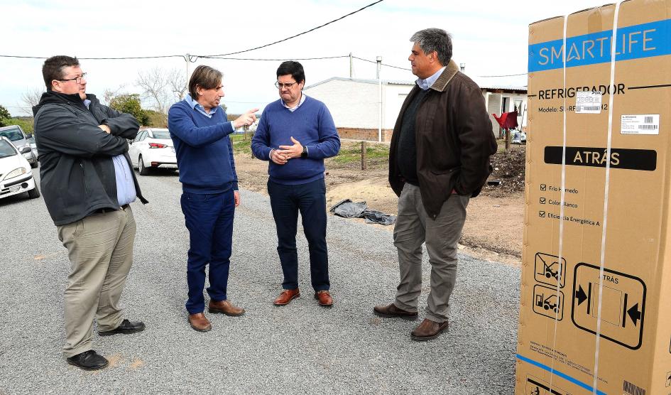 Presidente de Mevir, Juan Pablo Delgado y director de Energía del MIEM, Fitzgerald Cantero, dialogan con autoridades locales de Nuevo Berlín