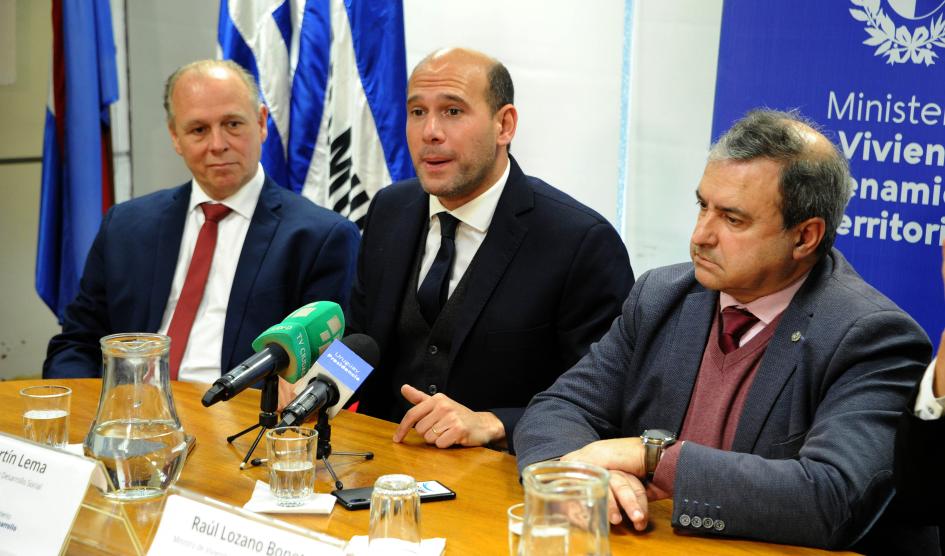 Autoridades del Mides y Vivienda