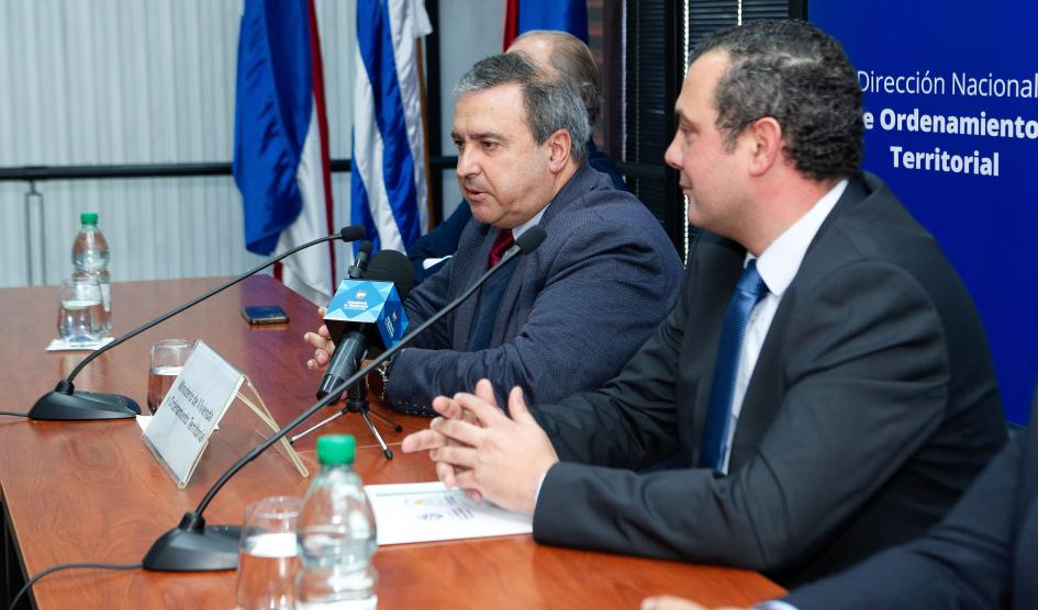 Ministro Lozano firma convenios con intendencias