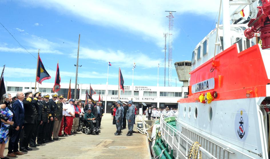 Autoridades, público e integrantes de la Armada Nacional junto a la embarcación Autoridades, público e integrantes de la Armada Nacional junto a la embarcación