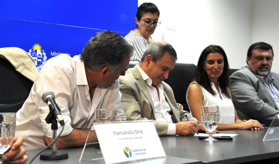 Ministro Lozano firma acuerdo con Intendencia de Canelones