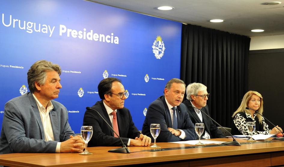 Álvaro Delgado en conferencia de prensa sobre saneamiento