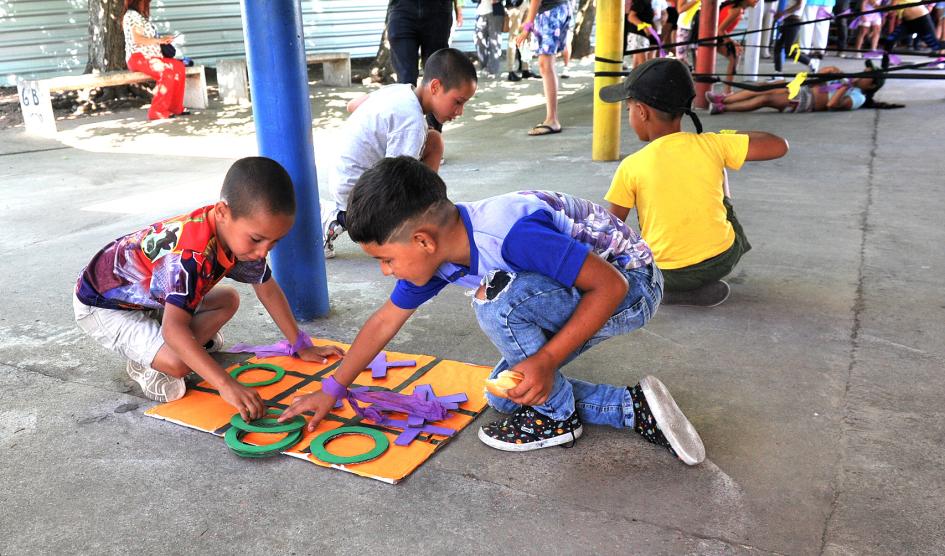 Escolares jugando Escolares jugando