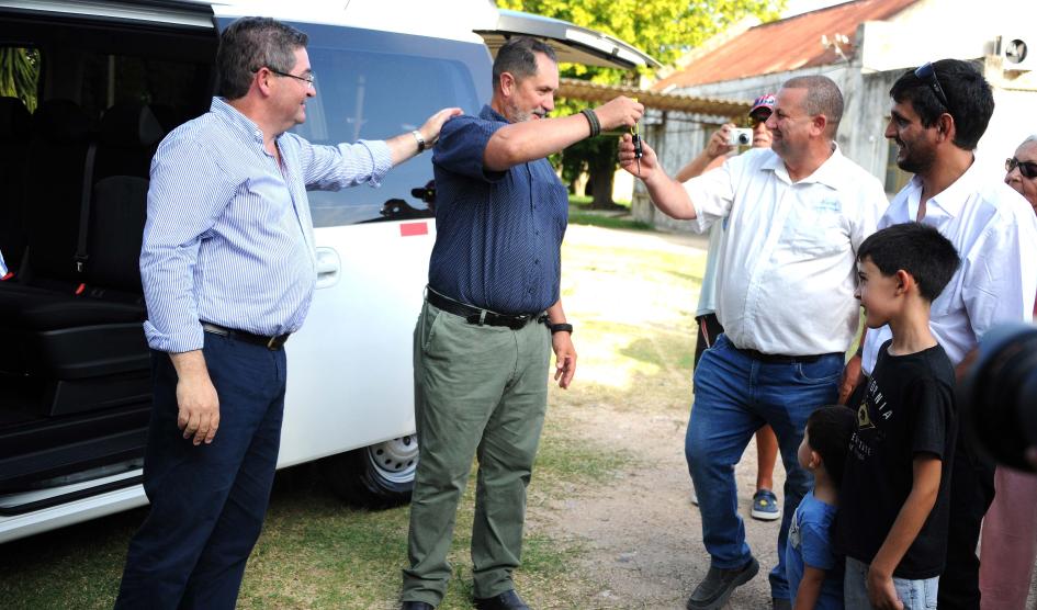Cipriani entrega ambulancia en Tala