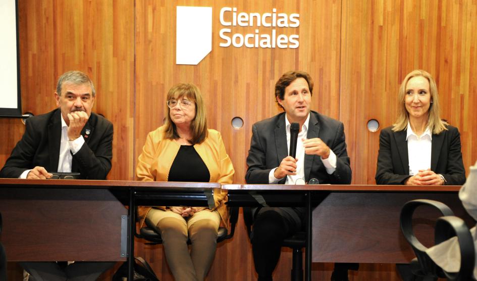 Mesa de autoridades durante el acto Mesa de autoridades durante el acto