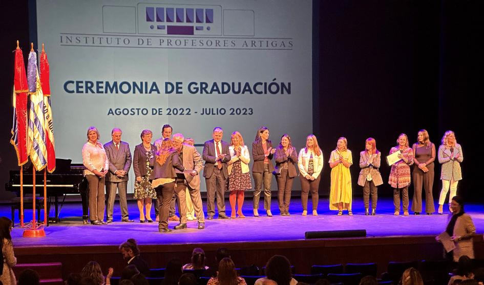 Foto del escenario mientras que autoridades hacen entrega de los diplomas Foto del escenario mientras que autoridades hacen entrega de los diplomas