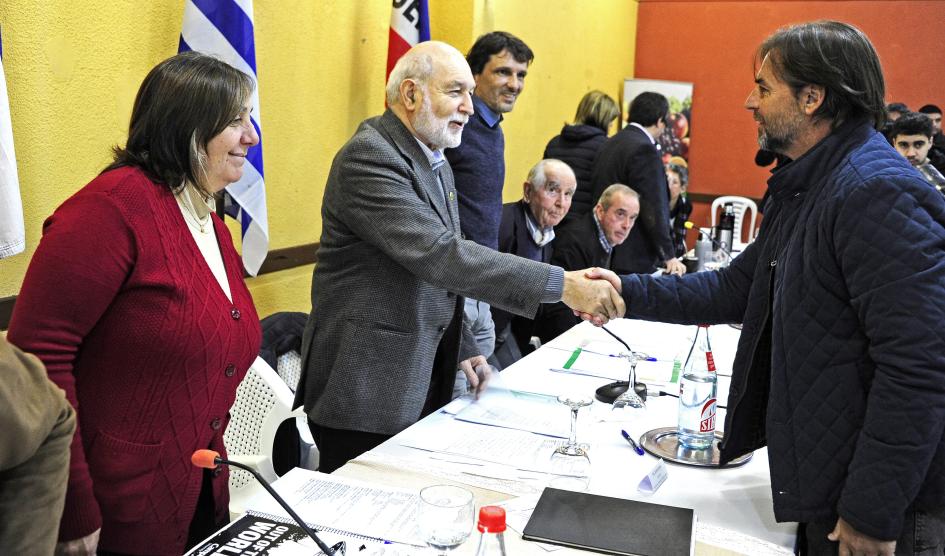 Presidente Luis Lacalle Pou saluda a las autoridades de Sociedad de Fomento y Defensa Agraria Presidente Luis Lacalle Pou saluda a las autoridades de Sociedad de Fomento y Defensa Agraria