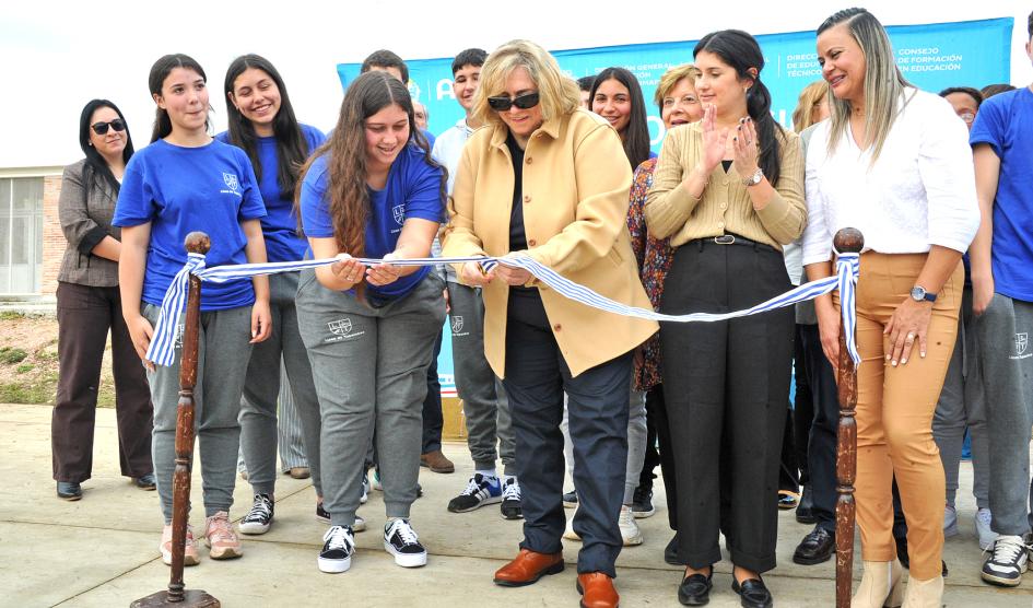 Autoridades de ANEP junto a estudiantes en el corte de cinta Autoridades de ANEP junto a estudiantes en el corte de cinta
