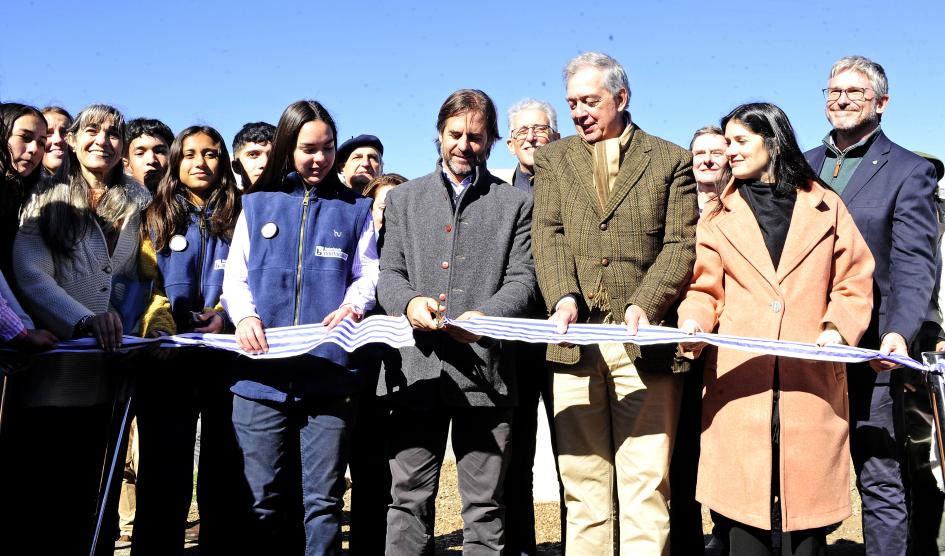 Presidente Lacalle Pou junto a autoridades de ANEP, UTU y estudiantes durante el corte de cinta Presidente Lacalle Pou junto a autoridades de ANEP, UTU y estudiantes durante el corte de cinta