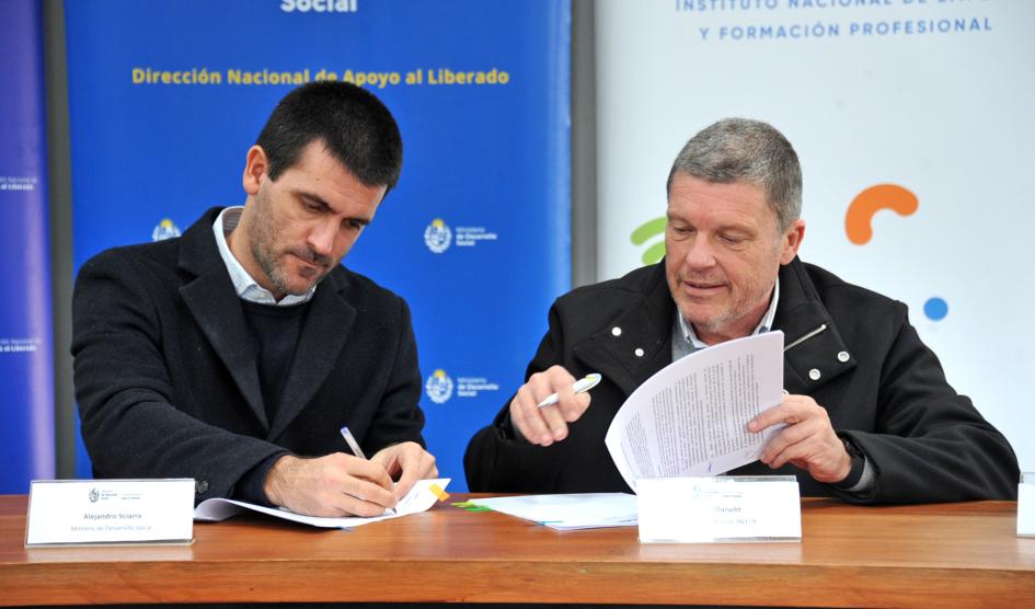 Ministro de Desarrollo Social, Alejandro Sciarra y director de Inefop, Pablo Darscht durante la firma del acuerdo Ministro de Desarrollo Social, Alejandro Sciarra y director de Inefop, Pablo Darscht durante la firma del acuerdo