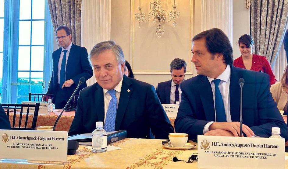 Omar Paganini en reunión de APEP