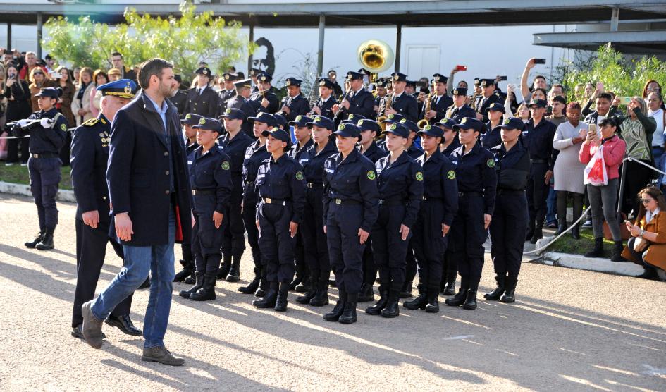 Martinelli con efectivos policiales