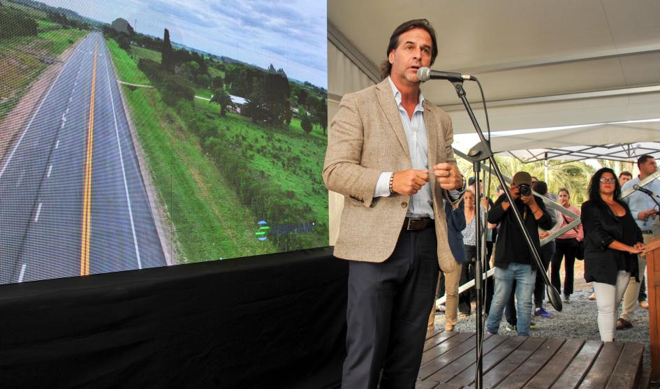 Presidente Luis Lacalle Pou durante su oratoria en el acto de inauguración de obras en ruta 11 Presidente Luis Lacalle Pou durante su oratoria en el acto de inauguración de obras en ruta 11