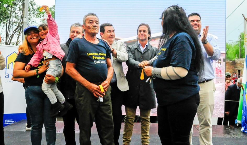 Lacalle Pou entrega llaves de su vivienda a familia de Paysandú