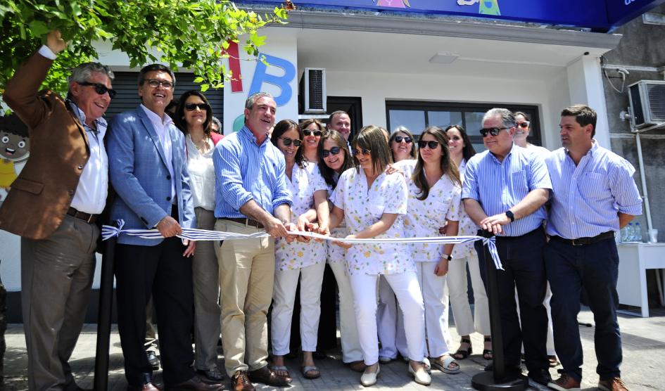 Autoridades y funcionarios cortan la cinta de la nueva casa del desarrollo en Durazno Autoridades y funcionarios cortan la cinta de la nueva casa del desarrollo en Durazno