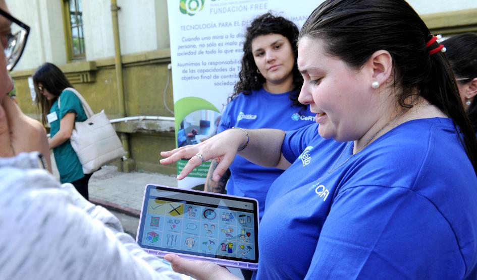 Personas mostrando una tablet