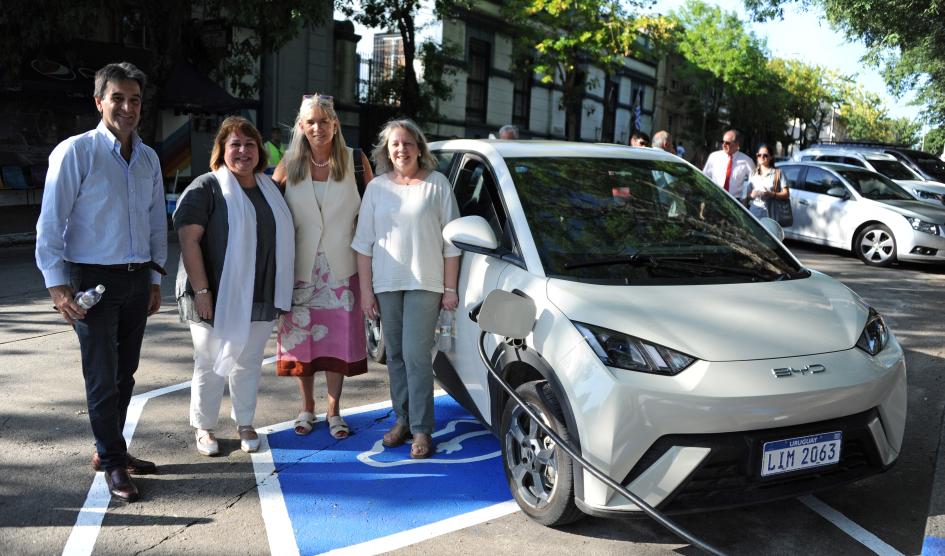 Emaldi inaugura punto de carga en Nueva Helvecia