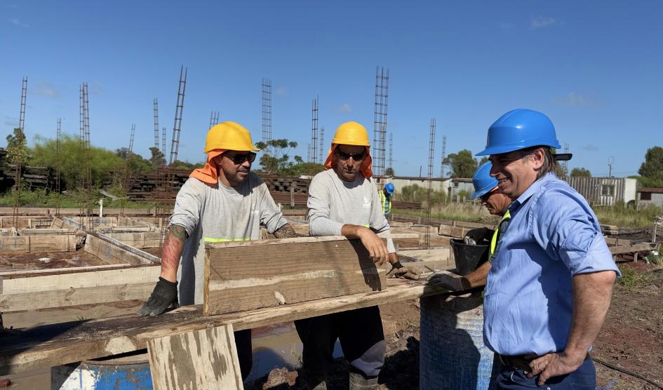 Presidente de Mevir, Juan Pablo Delgado, junto a operarios en la obra de San Bautista Presidente de Mevir, Juan Pablo Delgado, junto a operarios en la obra de San Bautista