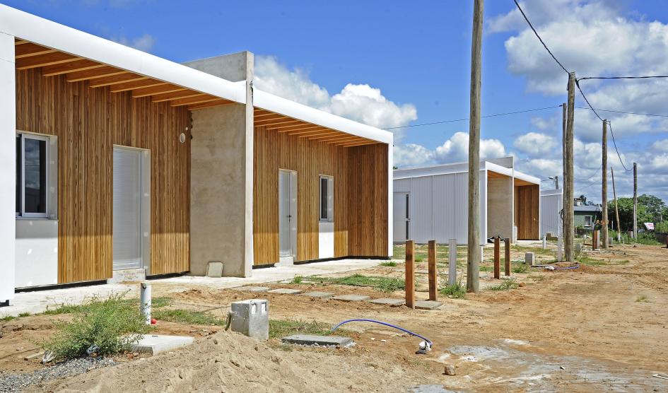 Fachada de nuevas viviendas en madera, en Tranqueras, departamento de Rivera Fachada de nuevas viviendas en madera, en Tranqueras, departamento de Rivera
