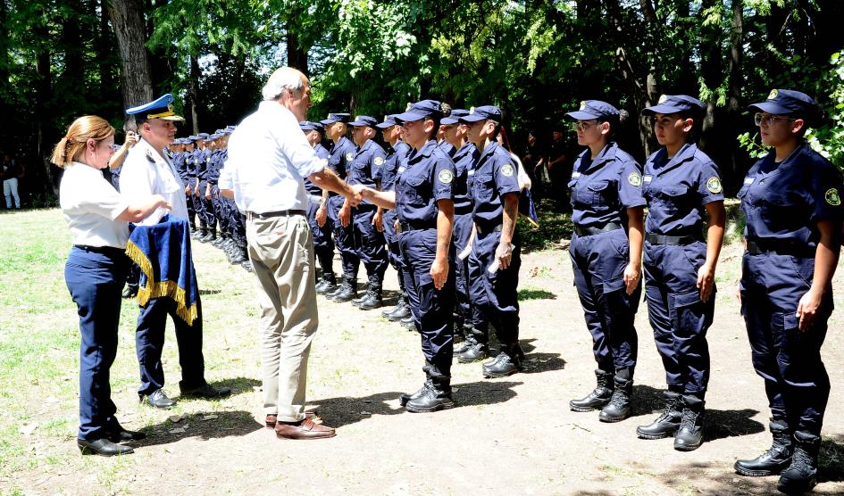 Ministro interino de Interior, Pablo Abdala saluda a los efectivos policiales formados Ministro interino de Interior, Pablo Abdala saluda a los efectivos policiales formados