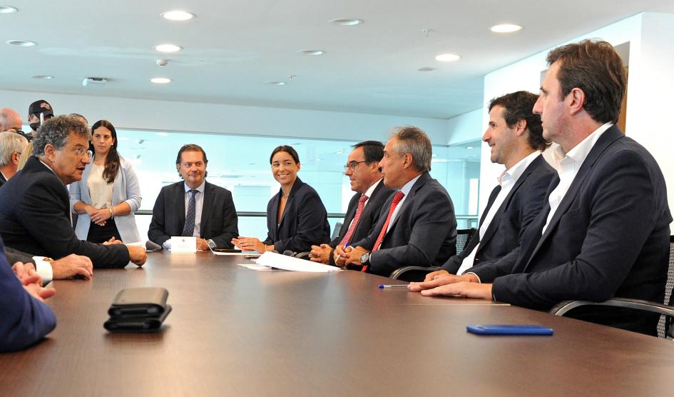 Autoridades del Ejecutivo y del consorcio durante la firma del contrato Autoridades del Ejecutivo y del consorcio durante la firma del contrato