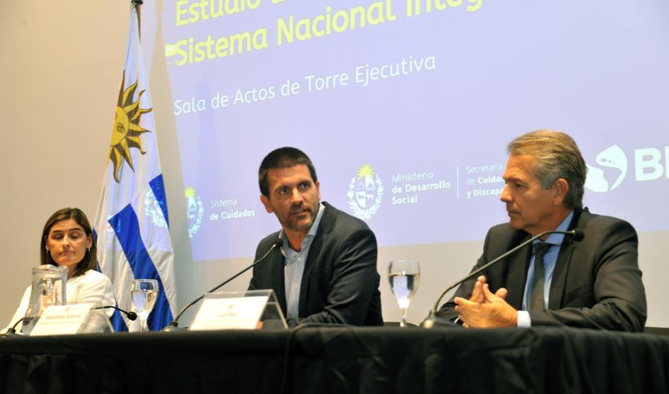 Autoridades del Mides y BID