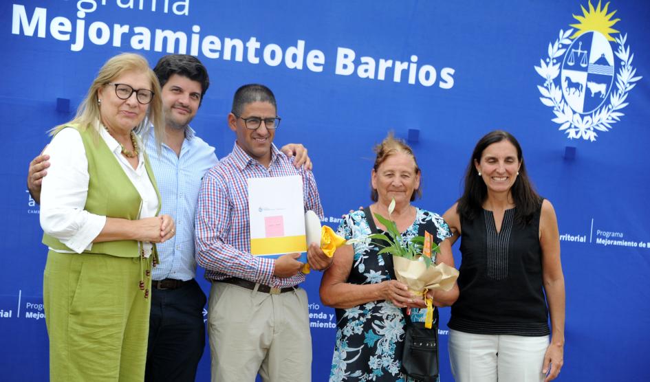 Autoridades del MVOT y beneficiarios