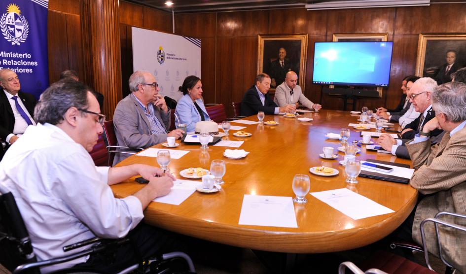Mesa de trabajo con los ministros participantes de la actividad Mesa de trabajo con los ministros participantes de la actividad
