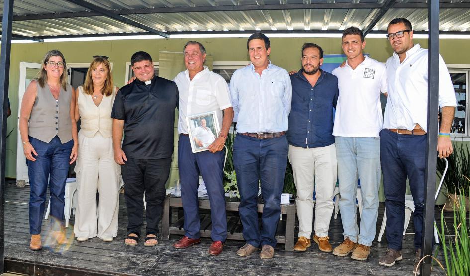 Ministra Cecilia Cairo e integrantes de proyecto Rancho Cero