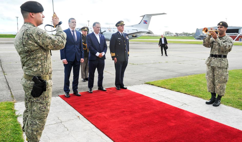 Presidente Orsi arribó a la base aérea