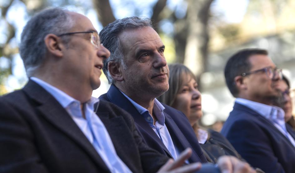 Presidente de la República, Yamandú Orsi, junto al ministro de Educación y Cultura, José Carlos Mahía, durante las oratorias de autoridades de la educación