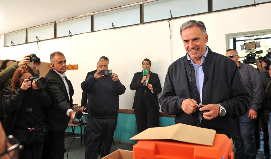 Presidente Yamand Orsi frente a su mesa de votacin dialoga con los integrantes de la mesa