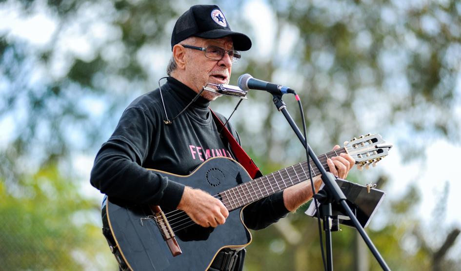 León Gieco tocando la guitarra