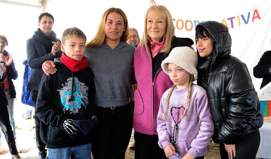 Presidenta de la República en ejercicio, Carolina Cosse, junto a una familia beneficiaria Presidenta de la República en ejercicio, Carolina Cosse, junto a una familia beneficiaria