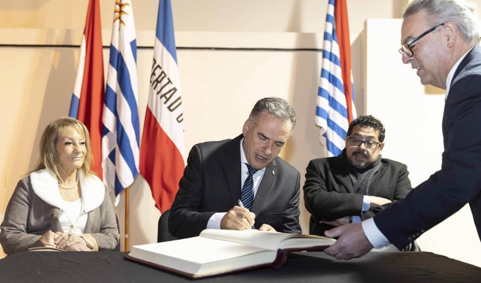 Presidente de la República, Yamandú Orsi, firmando el libro notarial del traspaso de mando Presidente de la República, Yamandú Orsi, firmando el libro notarial del traspaso de mando