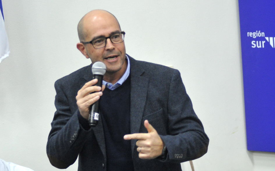 Álvaro Danza brindando declaraciones Álvaro Danza brindando declaraciones