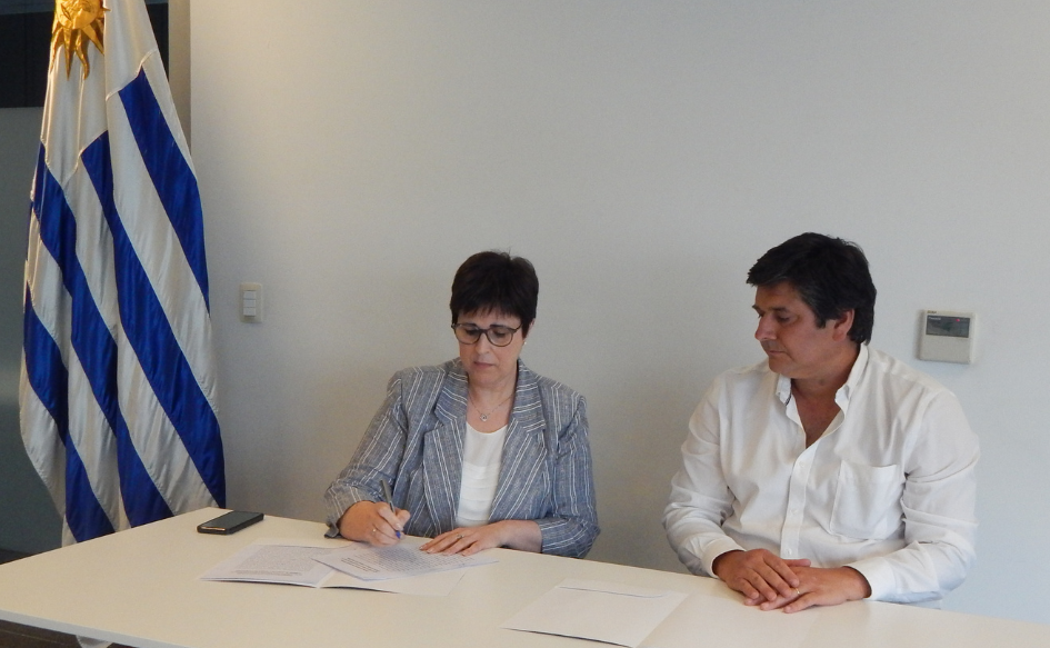 Directora de ARCE, Isis Burguez, estampa su firma en un papel.