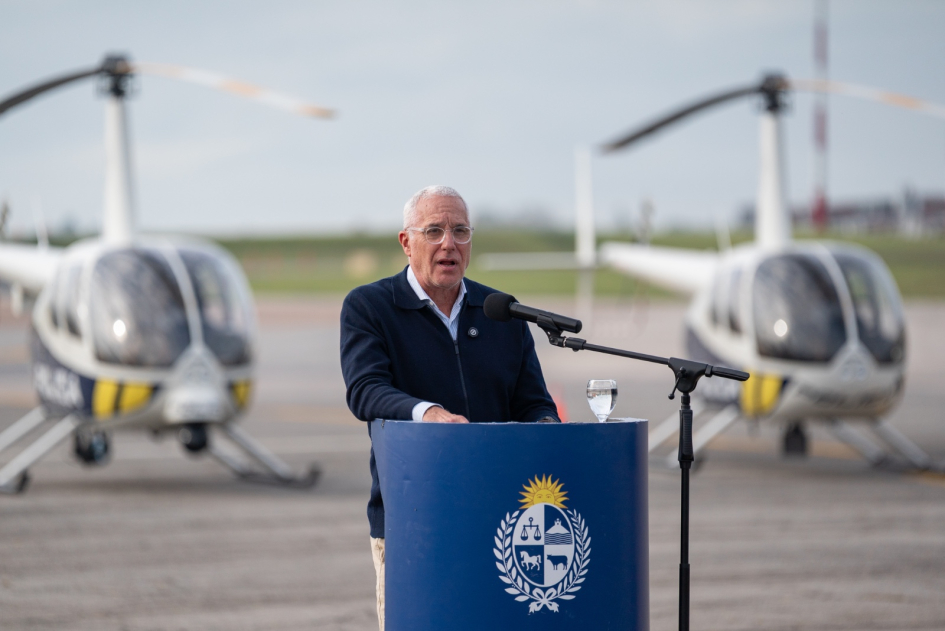 Ministro Negro en aniversario de Aviación Policial