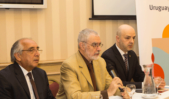 Acto de firma para el uso de la marca país por la Cámara Afro Uruguaya Acto de firma para el uso de la marca país por la Cámara Afro Uruguaya