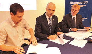 Antonio Carámbula en firma de convenios. Antonio Carámbula en firma de convenios.