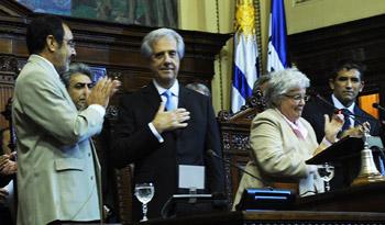 Tabaré Vázquez en momentos de jurar fidelidad a la Constitución como nuevo Presidente de Uruguay Tabaré Vázquez en momentos de jurar fidelidad a la Constitución como nuevo Presidente de Uruguay