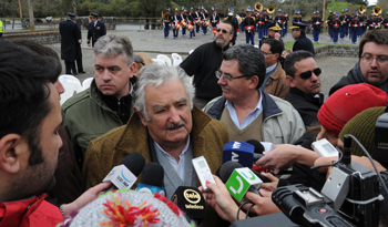 Presidente Mujica habla con la prensa luego del acto en la Piedra Alta Presidente Mujica habla con la prensa luego del acto en la Piedra Alta
