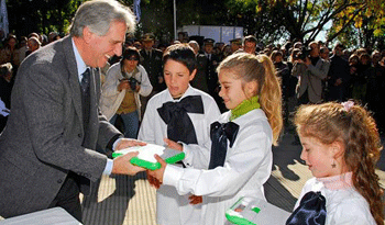 Vázquez en acto de entrega de primeras computadoras del Ceibal, en Cardal, Florida, foto de archivo Vázquez en acto de entrega de primeras computadoras del Ceibal, en Cardal, Florida, foto de archivo
