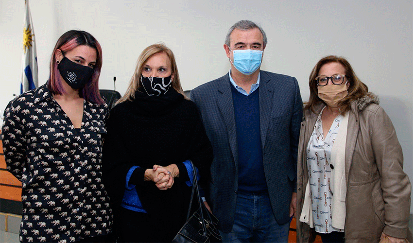 Autoridades tras la firma del convenio Autoridades tras la firma del convenio