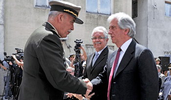 El presidente Tabaré Vázquez y el ministro de Defensa, Jorge Menéndez, en el aniversario del Estado Mayor de la Defensa El presidente Tabaré Vázquez y el ministro de Defensa, Jorge Menéndez, en el aniversario del Estado Mayor de la Defensa