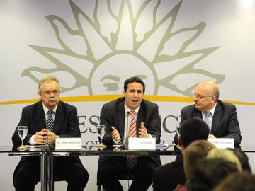 Autoridades en la firma de convenio para crear el Centro de Respuesta a Incidentes de Seguridad Informática Autoridades en la firma de convenio para crear el Centro de Respuesta a Incidentes de Seguridad Informática
