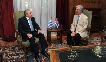 Presidente de Cuba, Raúl Castro fue recibido por el Presidente de Uruguay, Tabaré Vázquez Presidente de Cuba, Raúl Castro fue recibido por el Presidente de Uruguay, Tabaré Vázquez